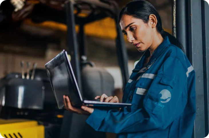 Empregado Atlant utilizando laptop